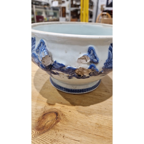 86 - Chinese Export porcelain blue and white oval tureen and cover, with underglaze blue decoration, twis... 