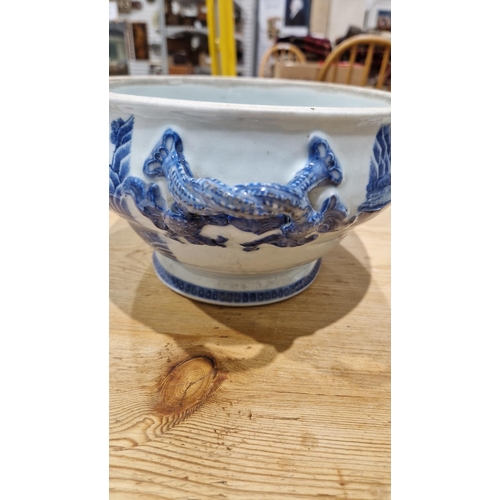 86 - Chinese Export porcelain blue and white oval tureen and cover, with underglaze blue decoration, twis... 