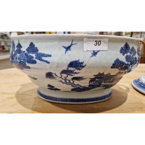 86 - Chinese Export porcelain blue and white oval tureen and cover, with underglaze blue decoration, twis... 