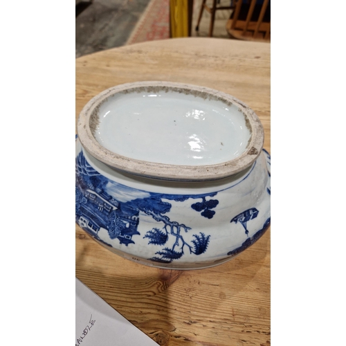 86 - Chinese Export porcelain blue and white oval tureen and cover, with underglaze blue decoration, twis... 