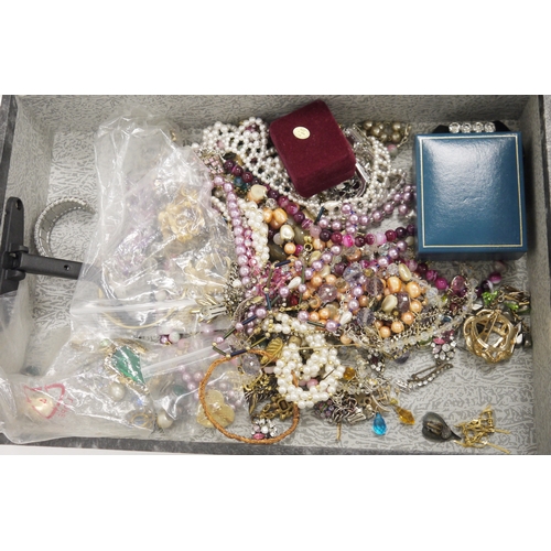 371B - Quantity of costume jewellery to include silver and coloured stone pieces