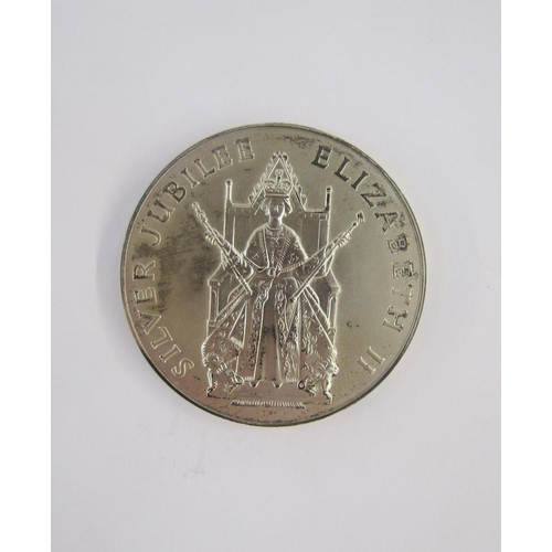 302 - 1977 Royal Mint official silver jubilee medallion to commemorate the silver jubilee of Her Majesty Q... 