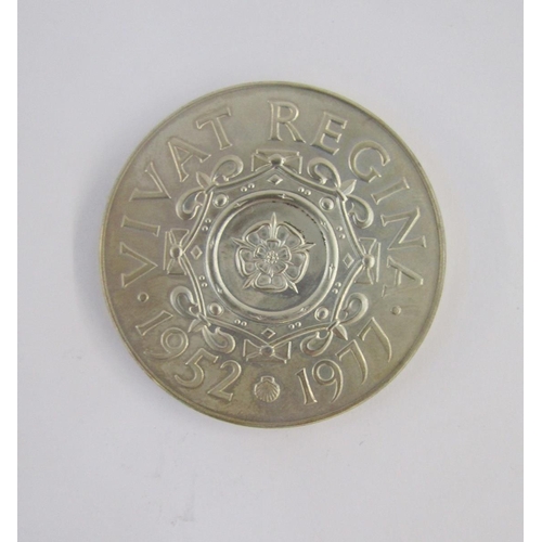 302 - 1977 Royal Mint official silver jubilee medallion to commemorate the silver jubilee of Her Majesty Q... 