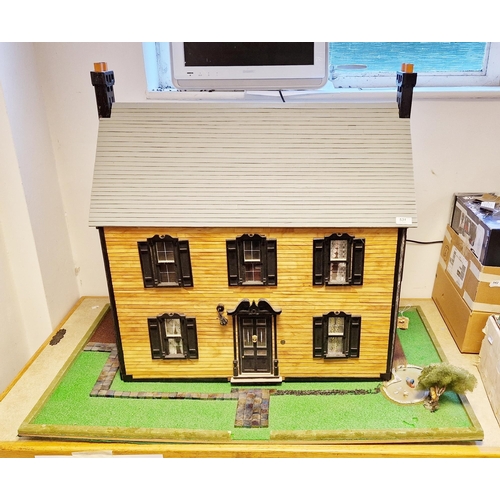 531 - Kit built dolls house with slate effect roof and wooden panel effect walls, the front panel lifting ... 