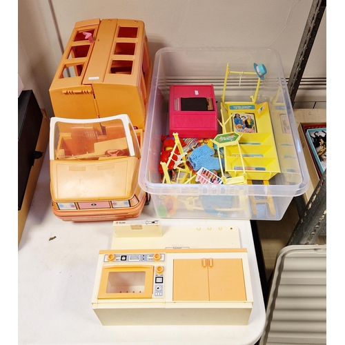 532 - Barbie - Barbie camper van, Imco deluxe kitchen centre, Barbie ' United Colors of Benetton ' boutiqu... 