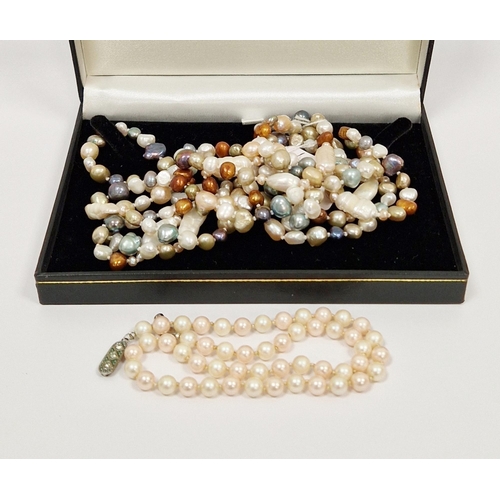 313 - A single-strand pink and white faux pearlcoloured necklace and a necklacce ofvarious coloured pearls... 