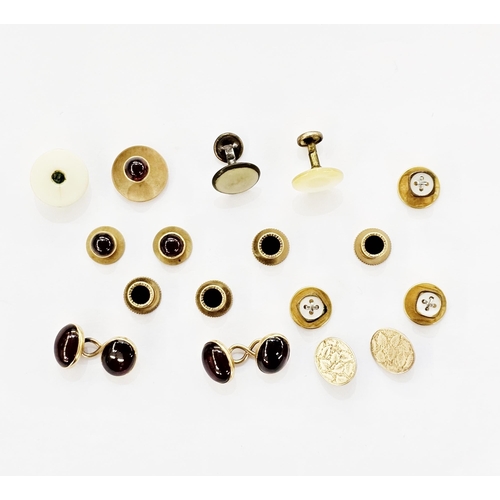 316 - Pair of gold-coloured chain link cufflinks set with oval cabochon garnets and a single 9ct gold oval... 