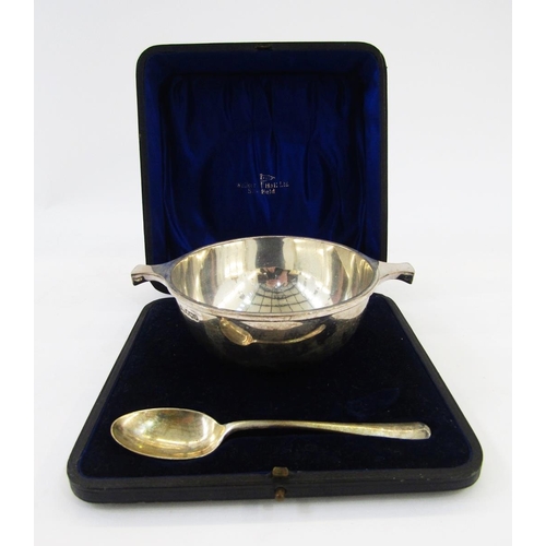 259 - George V silver quaich and spoon set, Sheffield 1926 & 1927, Walker & Hall, the quaich of plain form... 