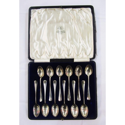 286 - Twelve silver teaspoons, Old English pattern, Sheffield 1914, cased