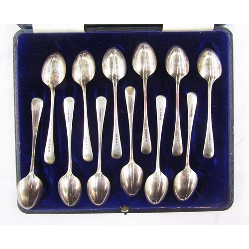 286 - Twelve silver teaspoons, Old English pattern, Sheffield 1914, cased