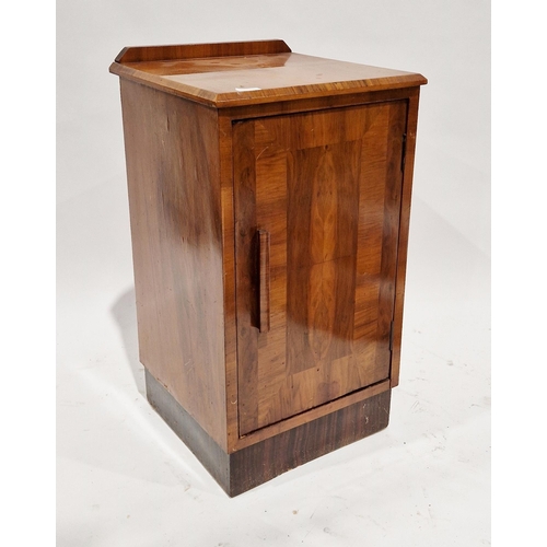 1046 - Art Deco walnut veneered dressing table having triptych rectangular mirrors and an arrangement of se... 