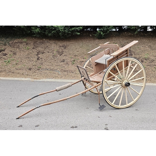 1220 - Painted wooden horse gig or carriage, full size with two spoke wheels and twin shafts for a single h... 