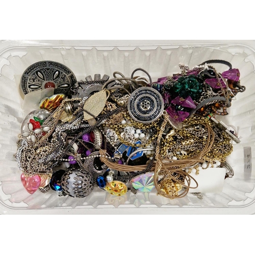 274 - Mixed lot of jewellery including Victorian silver horse shoe brooch, another Victorian silver brooch... 