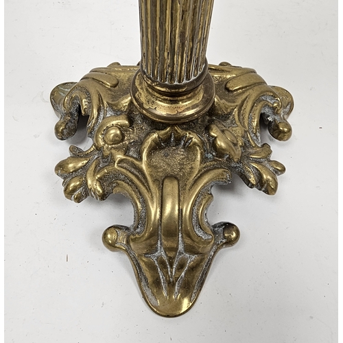 168 - Victorian oil lamp having pink tinted moulded glass shade and well, clear glass chimney and brass Co... 