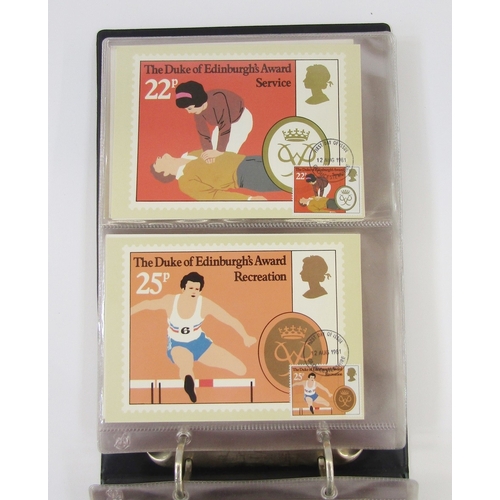 82 - Quantity of postcards including PHQ cards 1980 and later, in albums, topographical scenes of London,... 