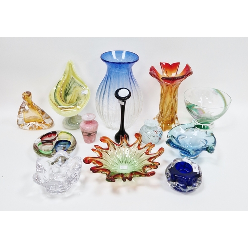 88 - Quantity of art glass comprising a Murano glass bowl or organic form in green and red colourway, a C... 