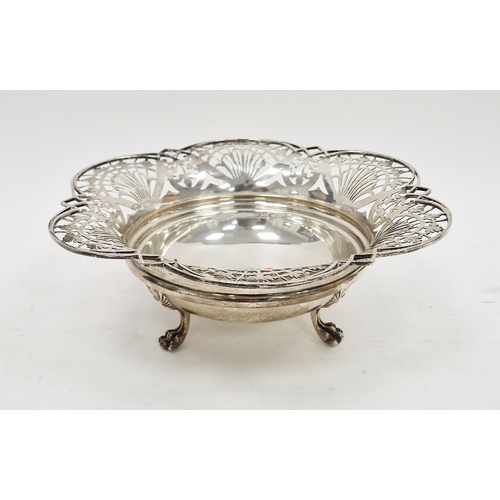 333 - George V silver fruit basket, with everted pierced rim, on three Lion paw feet, Sheffield 1928, make... 