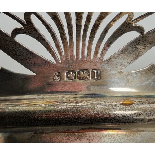 333 - George V silver fruit basket, with everted pierced rim, on three Lion paw feet, Sheffield 1928, make... 
