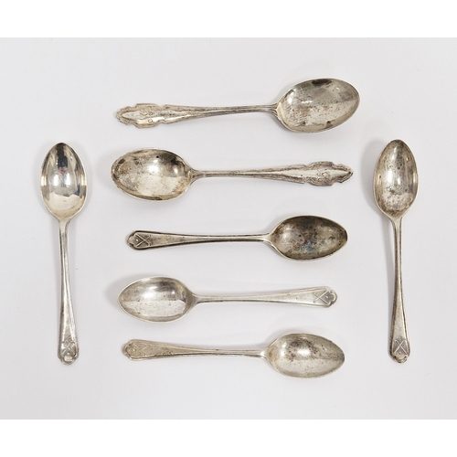 353 - Five silver golfing teaspoons, Sheffield, 1932, Walker & Hall, 2.2.33 ozt & two initialled teaspoons... 