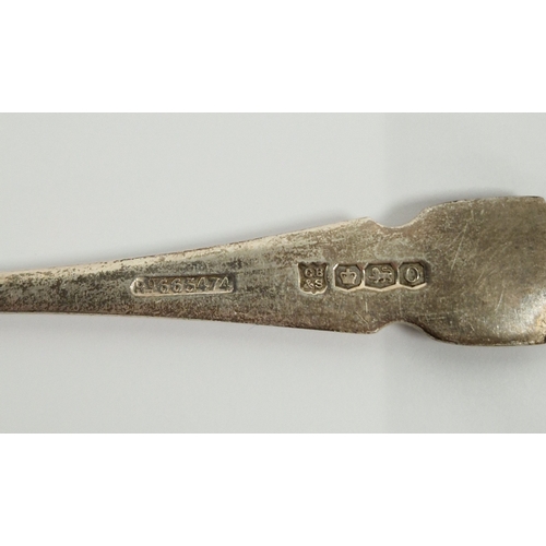353 - Five silver golfing teaspoons, Sheffield, 1932, Walker & Hall, 2.2.33 ozt & two initialled teaspoons... 