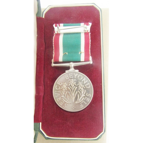 137 - Mixed lot of collectables including early 20th century suede and leather gloves and handkerchiefs ba... 