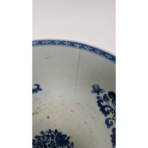 119 - Chinese export porcelain blue and white bowl, late 18th/early 19th century, painted with figures bef... 