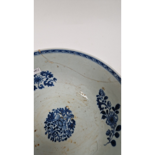 119 - Chinese export porcelain blue and white bowl, late 18th/early 19th century, painted with figures bef... 