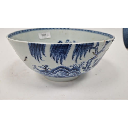 119 - Chinese export porcelain blue and white bowl, late 18th/early 19th century, painted with figures bef... 