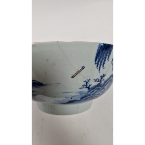 119 - Chinese export porcelain blue and white bowl, late 18th/early 19th century, painted with figures bef... 