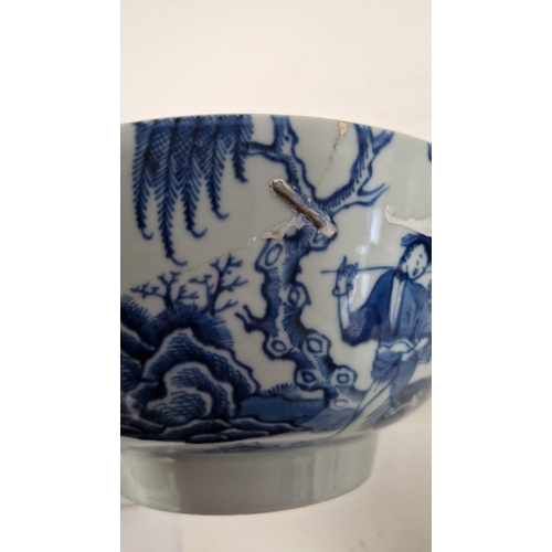 119 - Chinese export porcelain blue and white bowl, late 18th/early 19th century, painted with figures bef... 