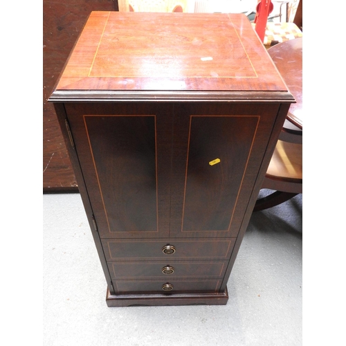 255 - Reproduction cabinet