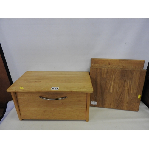 632 - Bread box and 2x bread boards