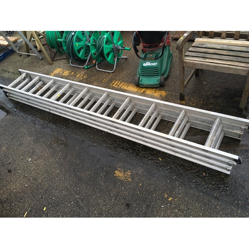 151A - Triple extending aluminium ladder