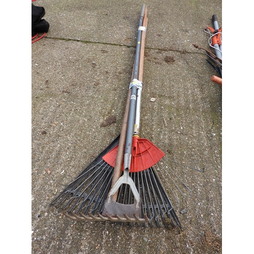 101 - Quantity of garden tools - rakes