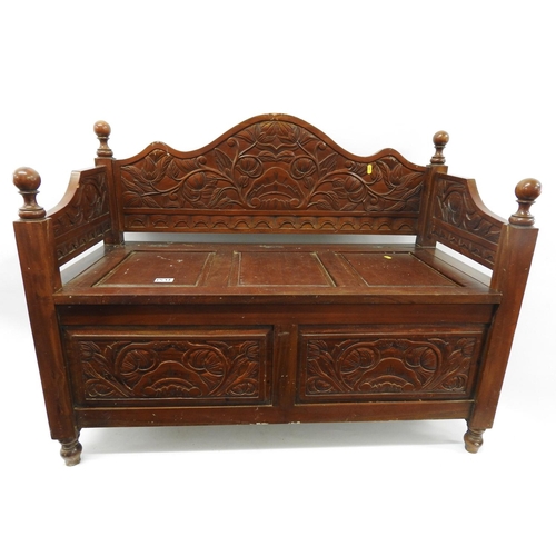 1532 - Wooden settle with carved detail and storage