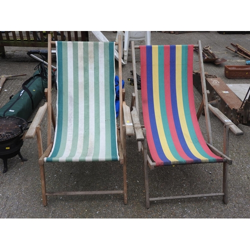 105 - 2x deck chairs