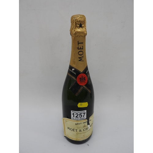 1257 - Bottle of Moet champagne