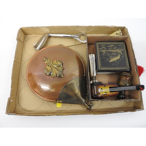 1260 - Tray of collectables - powder flask etc