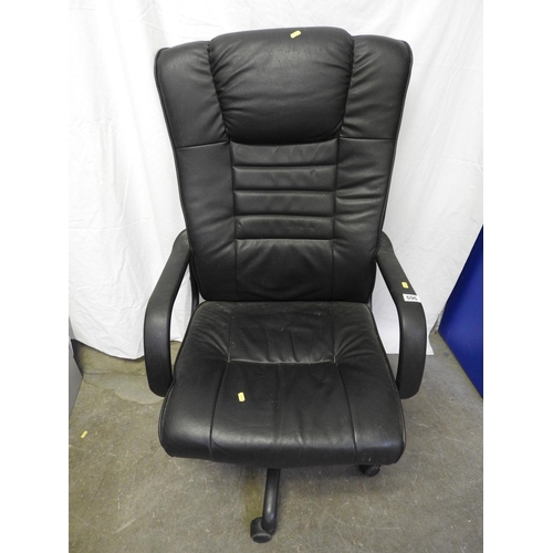 596 - Black office chair with arms