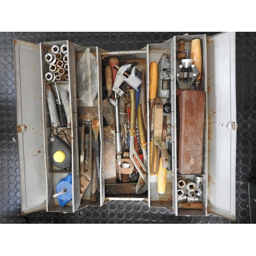 792 - Metal cantilever toolbox and contents