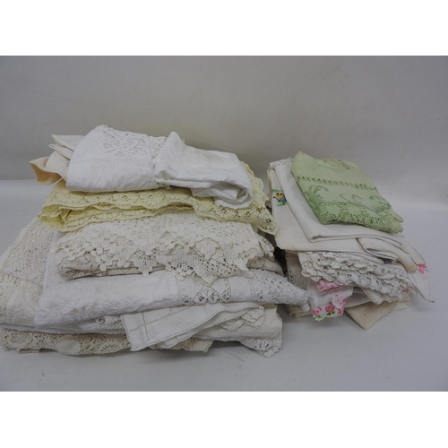 554 - Quantity of linen, lace etc