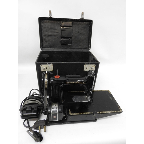 697 - Antique mini Singer sewing machine - cased