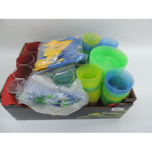 957 - Box of picnicware