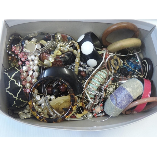 1213 - Box of Costume Jewellery