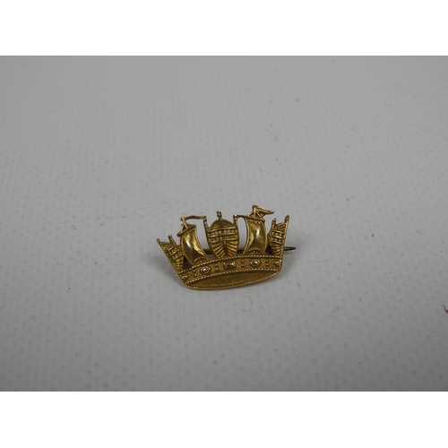 387 - Chester Hallmarked 9ct Yellow Gold Crown Brooch