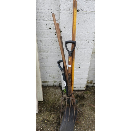 14 - Quantity of Garden Tools - Shovel, Fork etc