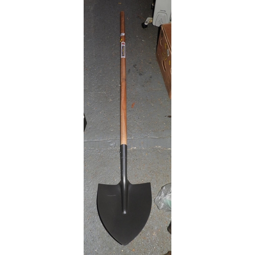 957 - Long Handled Shovel