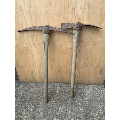128 - 2x Pick Axe