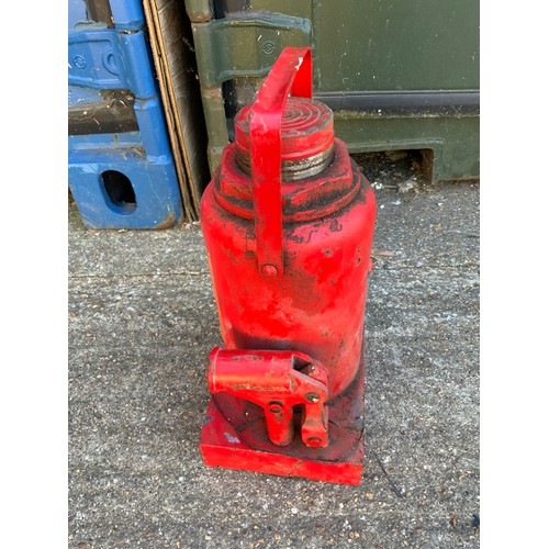 126 - 50 Tonne Bottle Jack