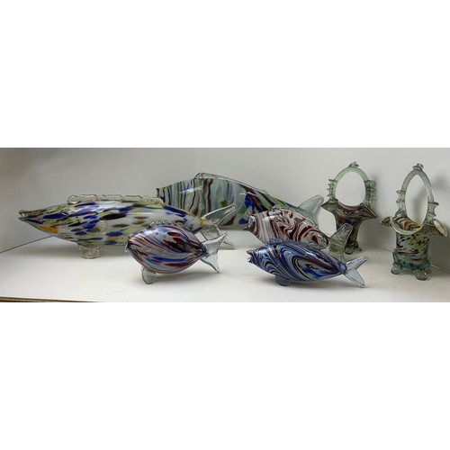 216 - 5x Glass Fish and 2x Glass Baskets